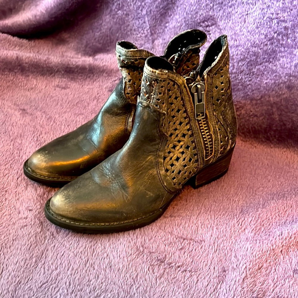Circle G leather ankle boots sz 5.5